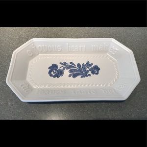 PFALTZGRAFF Yorktowne Bread Plate/Serving Platter.  Measures 12.25” X 6.75”
